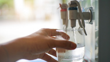 Каква вода е по-полезно да пиете на гладно: топла или студена?