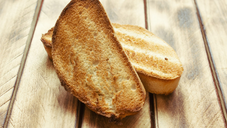 Онколог обяснява защо не трябва да ядете прегорял препечен хляб
