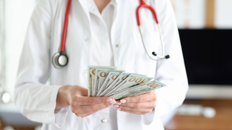 Дължа ли такса на личния лекар  за издаването на болничен лист?