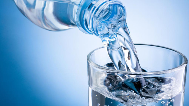 Пластмасови частици в бутилираната вода: Опасения за здравето?