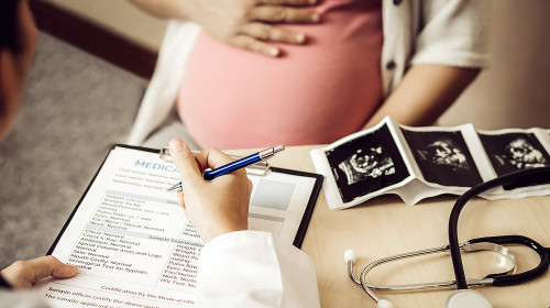 Какво включва женската консултация при бременни над 35 г.?
