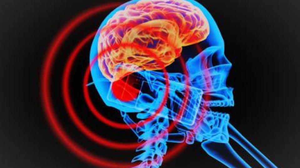 US медици обвиниха смартфоните, че увеличават риска от безплодие и рак и дадоха 8 съвета за предпазване