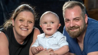 Тази семейна СНИМКА спаси живота на малко бебе!
