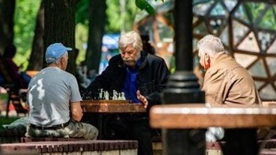 Учени установиха какво липсва на мъжете, които умират преди жените