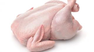 Странно: Мъж всеки ден яде сурово пиле за експеримент