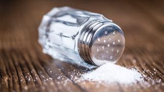 Защо тялото понякога се нуждае от повече сол? Ето кога има основателна причина