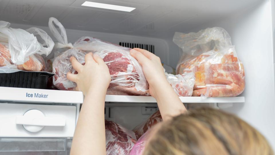 Колко дълго може да се съхранява месо във фризер: Само с тези 5 правила ще сте в безопасност