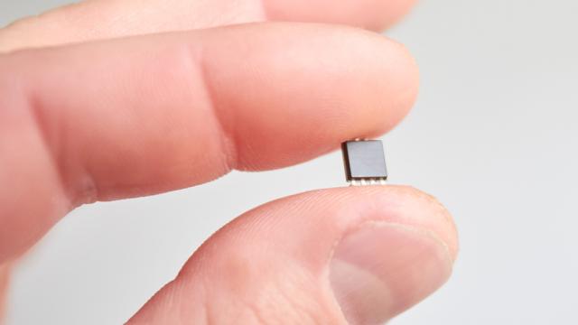 Парализиран мъж отново движи ръката си благодарение на микрочип - Любопитно