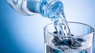 Пластмасови частици в бутилираната вода: Опасения за здравето?