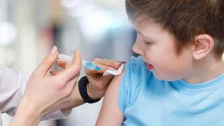 Ваксинират безплатно срещу HPV и момчетата