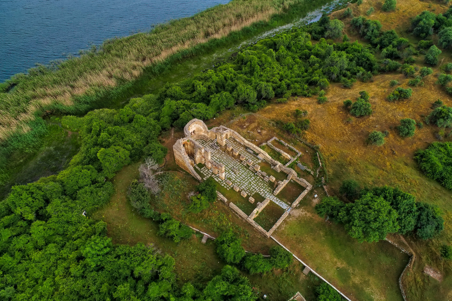Гръцкия остров Св. Ахил пази гроба на един от най-великите български царе