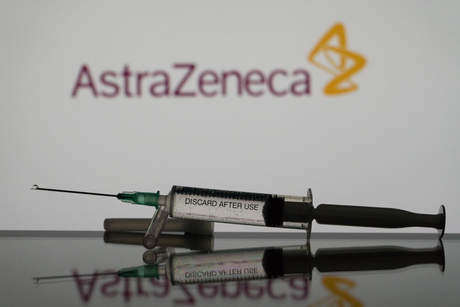 AstraZeneca признава, че нейната ваксина срещу COVID-19 може да причини кръвни съсиреци